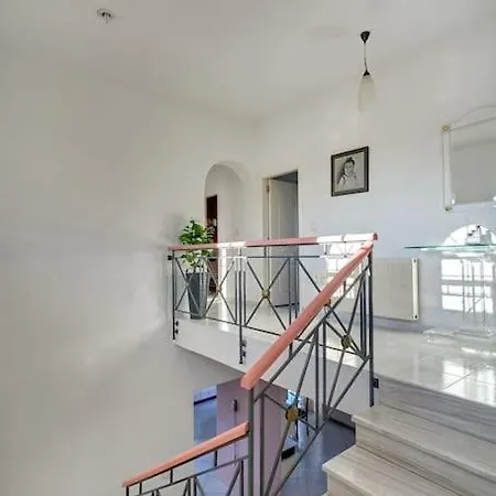 빌라 Chrysanthi Luxury In Salakos, With Pool & Jacuzzi, Near