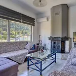 빌라 Chrysanthi Luxury In Salakos, With Pool & Jacuzzi, Near